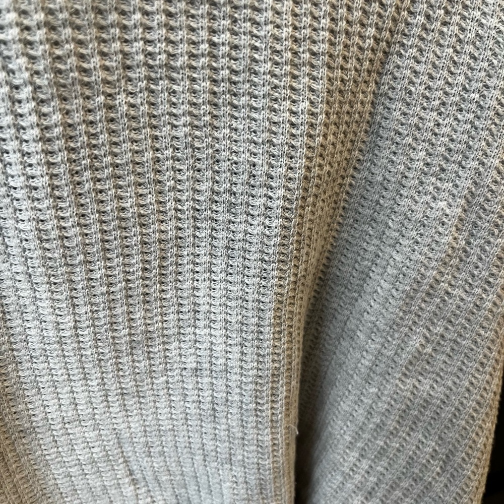Brandy Melville Cropped Waffle Knit Long Sleeve One Size - Light gray - Raw Hem - Picture 6 of 7